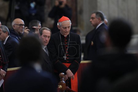 Téléchargez les photos : ROME, Italy - 04.02.2023: Cardinal Zuppi prays on the fourth and final day of exposure of the body of Pope Benedict XVI, Joseph Ratzinger at St. Peter's Basilica in the Vatican in Rome. - en image libre de droit