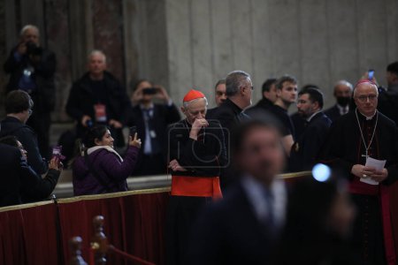 Foto de ROME, Italy - 04.02.2023: Cardinal Zuppi prays on the fourth and final day of exposure of the body of Pope Benedict XVI, Joseph Ratzinger at St. Peter's Basilica in the Vatican in Rome. - Imagen libre de derechos