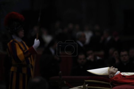 Foto de ROME, Italy - 04.02.2023: Fourth and last day of exposure of the body of Pope Benedict XVI, Joseph Ratzinger at St. Peter's Basilica in the Vatican in Rome. - Imagen libre de derechos