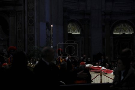Téléchargez les photos : ROME, Italy - 04.02.2023: Fourth and last day of exposure of the body of Pope Benedict XVI, Joseph Ratzinger at St. Peter's Basilica in the Vatican in Rome. - en image libre de droit