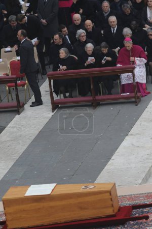 Foto de Rome, Italy 05.01.2023: Pope Francis in St. Peter's Basilica in the Vatican celebrates the mass for the funeral of Pope Emeritus Benedict XVI, Joseph Ratzinger, who died on December 31, 2022 at the age of 95. Pope Benedict XVI was pontiff from 2005 t - Imagen libre de derechos