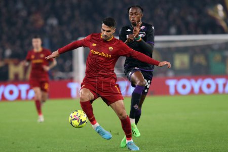 Téléchargez les photos : Rome, Italy 15.01.2023: Mehmet Celik (AS ROMA), Kouame (Fiorentina) in action during the Serie A football match between AS Roma and AC Fiorentina  at Stadio Olimpico on January 15, 2023 in Rome, Italy. - en image libre de droit