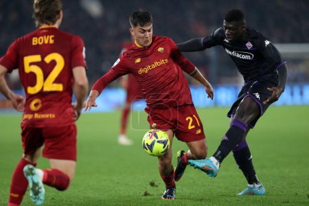 Foto de Rome, Italy 15.01.2023: Paulo Dybala (AS ROMA), Duncan (Fiorentina) in action during the Serie A football match between AS Roma and AC Fiorentina  at Stadio Olimpico on January 15, 2023 in Rome, Italy. - Imagen libre de derechos