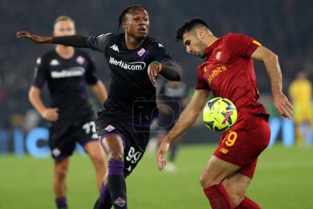Téléchargez les photos : Rome, Italy 15.01.2023: Kouame (Fiorentina), Mehmet Celik (AS ROMA)  in action during the Serie A football match between AS Roma and AC Fiorentina  at Stadio Olimpico on January 15, 2023 in Rome, Italy. - en image libre de droit
