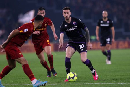 Téléchargez les photos : Rome, Italy 15.01.2023: Bryan Cristante, Castrovilli (Fiorentina) in action during the Serie A football match between AS Roma and AC Fiorentina  at Stadio Olimpico on January 15, 2023 in Rome, Italy. - en image libre de droit