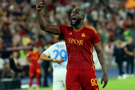 Photo for Rome, Italy 17.09.2023:  Romelu Lukaku of Roma score the first goal and celebrate with the team during the Italy Serie A TIM 2023-2024 football match day 4, between AS Roma vs Empoli FC at Olympic Stadium in Rome. - Royalty Free Image