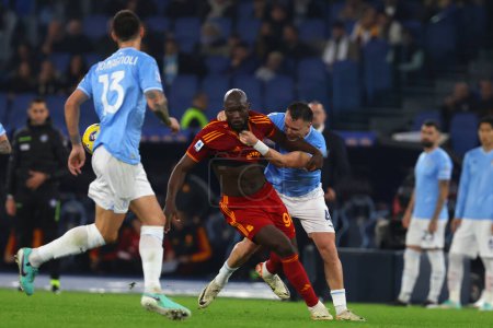 Téléchargez les photos : Rome, Italie 12.11.2023 : Romelu Lukaku of Roma, Patric of Lazio in action during the Italy Serie A TIM 2023-2024 day 12, derby football match SS Lazio vs AS Roma at Olympic Stadium in Rome. - en image libre de droit