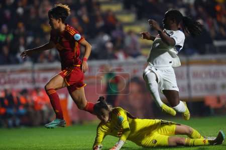 Photo for Rome, Italy 20.12.2023: Chawinga of PSG. score the goal and celebrate with the team  the UEFA WOMEN CHAMPIONS League 2023-2024 football match AS ROMA vs Paris Saint-Germain at tre fontane stadium in Rome. - Royalty Free Image