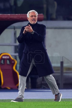 Téléchargez les photos : Rome, Italie 23.12.2023 : Jose Mourinho entraîneur des Roms pendant la Serie italienne A TIM 2023-2024 Match de football de championnat entre AS Roma vs Napoli au Stade Olympique de Rome. - en image libre de droit