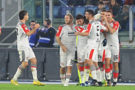 Foto de Rome, Italy 03.01.2024: Frank Tsadjout of Cremonese score the goal and celebrate with the team in the ITALY TIM CUP 2023-2024, round of 16,  football match AS ROMA VS CREMONESE at Olympic Stadium in Rome. - Imagen libre de derechos