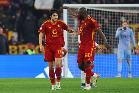 Téléchargez les photos : Rome, Italy 03.01.2024: Romelu Lukaku of Roma score the goal and celebrate with Sardar Azmoun of Roma in  the ITALY TIM CUP 2023-2024, round of 16,  football match AS ROMA VS CREMONESE at Olympic Stadium in Rome. - en image libre de droit