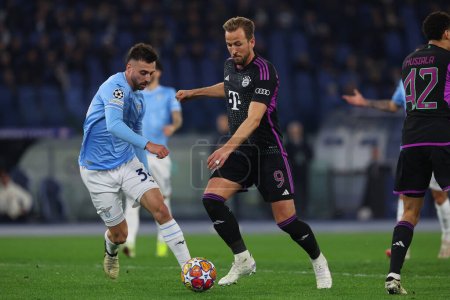 Téléchargez les photos : Rome, Italie 14.2.2024 : Maria Gila of Lazio, Harry Kane of Bayern Munchen in action during the Uefa Champions League 2023-2024, round of 16 football match SS Lazio vs FC Bayern Mucnhen at Olympic Stadium in Rome. - en image libre de droit