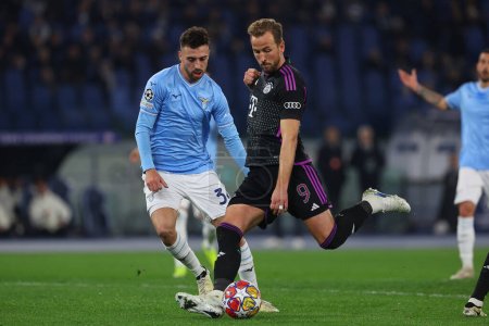Téléchargez les photos : Rome, Italie 14.2.2024 : Maria Gila of Lazio, Harry Kane of Bayern Munchen in action during the Uefa Champions League 2023-2024, round of 16 football match SS Lazio vs FC Bayern Mucnhen at Olympic Stadium in Rome. - en image libre de droit
