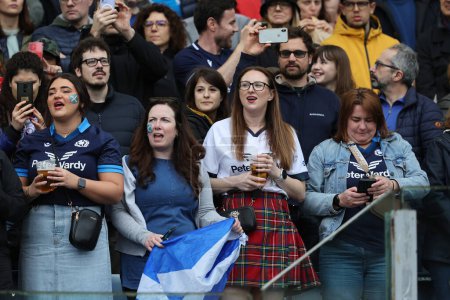 Téléchargez les photos : Rome, Italie 09.03.2024 : Les fans écossaises chantent l'hymne écossais le premier match du tournoi Guinness Six Nations 2024 entre l'Italie et l'Écosse au Stadio Olimpico le 09 mars 2024 à Rome, Italie - en image libre de droit