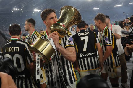Photo for Rome, Italy 15.05.2024:  Dusan Vlahovic of Juventus with cup celebrate victory at end of the ITALY CUP 2023-2024, Coppa Italia Frecciarossa, football match Atalanta Bergamasca vs FC Juventus at Olympic Stadium in Rome. - Royalty Free Image
