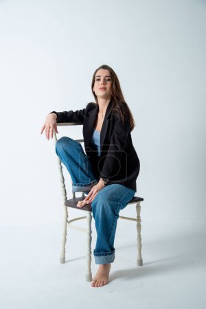 Téléchargez les photos : Belle jeune femme posant en studio - en image libre de droit