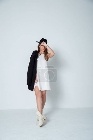 Foto de Morena posando en vestido blanco y sombrero - Imagen libre de derechos