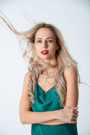 Téléchargez les photos : Belle femme blonde posant en studio - en image libre de droit