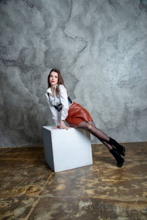 Foto de Hermosa mujer sexy posando en estudio contra la pared gris - Imagen libre de derechos