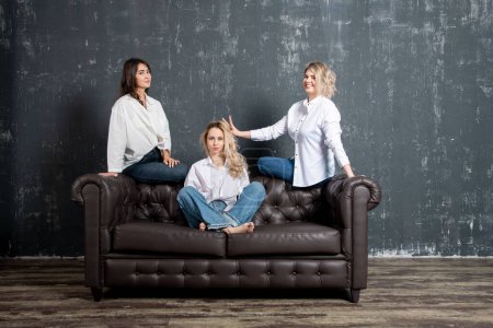 Téléchargez les photos : Beautiful women posing on a sofa - en image libre de droit