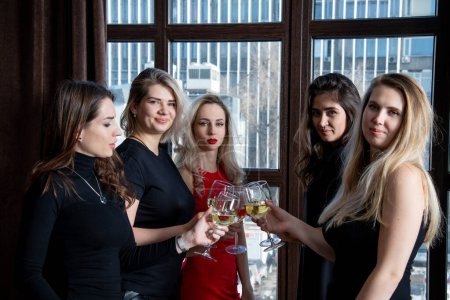 Téléchargez les photos : Jeunes femmes avec verres à champagne - en image libre de droit
