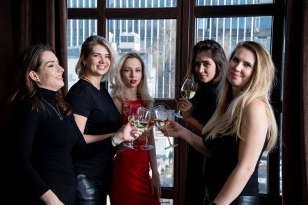 Téléchargez les photos : Young women with champagne glasses - en image libre de droit