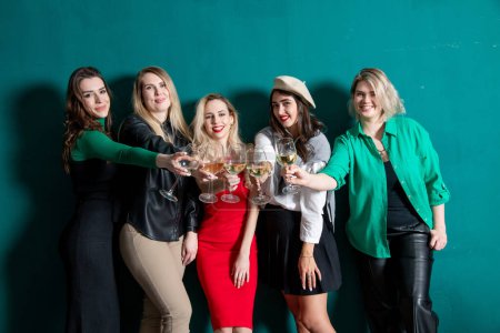 Téléchargez les photos : Group of young women with champagne glasses - en image libre de droit