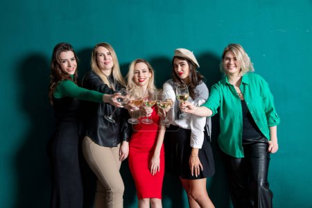 Téléchargez les photos : Groupe de jeunes femmes avec verres à champagne - en image libre de droit
