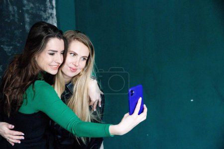 Téléchargez les photos : Beautiful young girls taking selfie with smartphone. - en image libre de droit