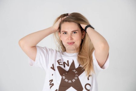 Téléchargez les photos : Attractive young blonde woman posing on grey background - en image libre de droit