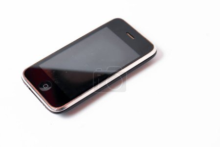 Téléchargez les photos : Magetan, Indonésie - 01 novembre 2023 : Téléphone portable Iphone 2 / 3 d'Apple isolé sur fond blanc - en image libre de droit