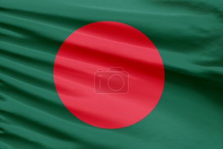 Drapeau du Bangladesh est représenté sur un tissu de tissu de point de sport avec des plis.