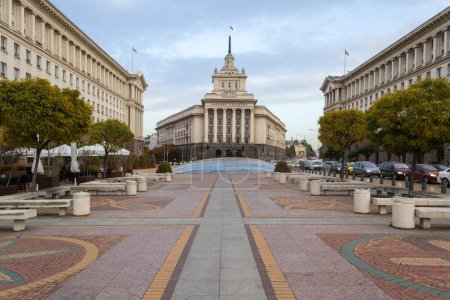Téléchargez les photos : Place devant le Parlement bulgare à Sofia. - en image libre de droit