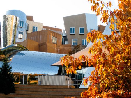 Foto de Fall Foliage and Ray and Maria Stata Center en el Massachusetts Institute of Technology MIT campus, Cambridge, Massachusetts MA, EE.UU.. - Imagen libre de derechos