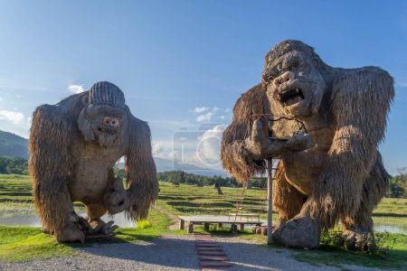 Foto de Giant Straw Sculptures of Gorillas Huay Tueng Thao Reservoir in Chiang Mai, Thailand. - Imagen libre de derechos