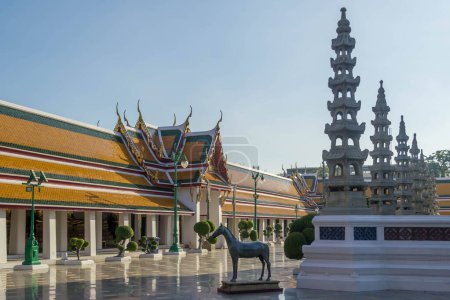 Téléchargez les photos : Temple at Wat Suthat Thepwararam Ratchaworamahawihan, Bangkok, Thailand - en image libre de droit