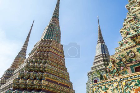 Foto de Prang colorido en Wat Phra Chetuphon, Bangkok, Tailandia. - Imagen libre de derechos