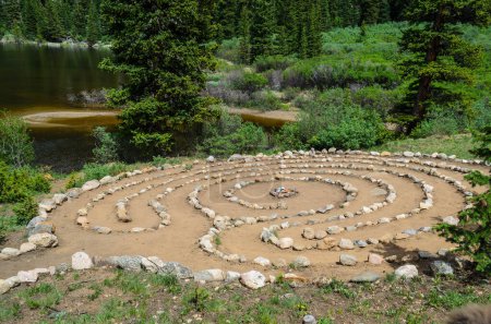 Foto de Laberinto de laberinto de roca circular en camino a Chicago Lakes cerca de Idaho Springs, Colorado, EE.UU. - Imagen libre de derechos