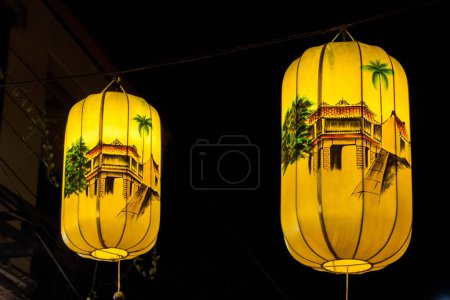 Foto de Linternas de papel pintadas con el puente japonés de Hoi An, Vietnam. - Imagen libre de derechos