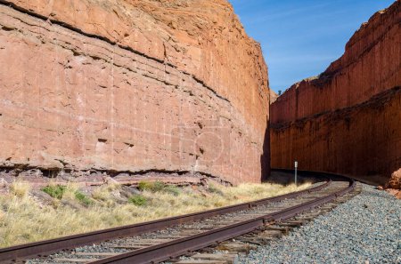 Foto de Las vías del tren se curvan en un cañón esculpido en Moab, Utah, EE.UU.. - Imagen libre de derechos