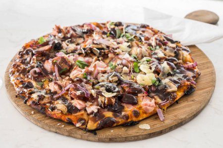 Fleischliebhaber Pizza mit Pepperoni, Schinken, Chorizo, Pilzen und Grillsoße. 