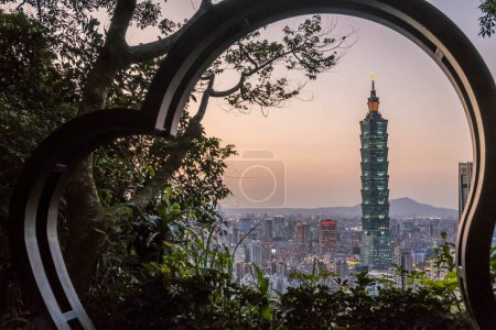 Foto de Taipéi, Taiwán - 7 de marzo de 2023: La hermosa puesta de sol de Taipéi, el horizonte de la ciudad de Taiwán en una estatua en forma de corazón. - Imagen libre de derechos