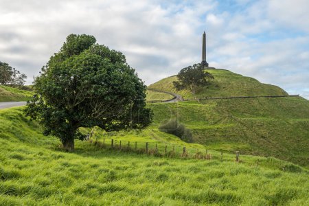 Foto de Obelisco en la cima de One Tree Hill. Auckland, Nueva Zelanda. - Imagen libre de derechos