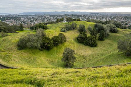 Foto de Obelisco en la cima de One Tree Hill. Auckland, Nueva Zelanda. - Imagen libre de derechos