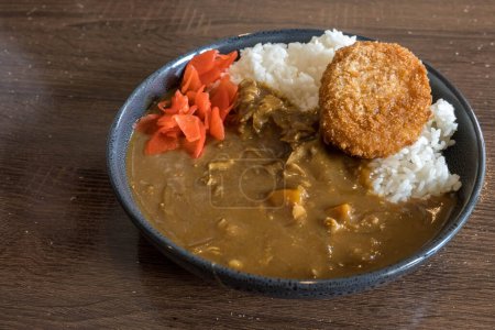 Foto de Curry de ternera servido en un plato con croqueta de patata frita. - Imagen libre de derechos