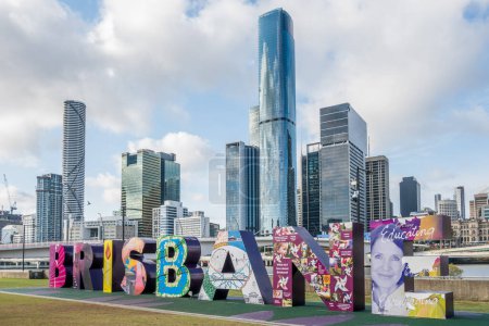 Foto de Firma de Big Brisbane en South Bank Parklands con el distrito central de negocios en segundo plano. - Imagen libre de derechos
