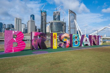 Foto de Brisbane, Australia - 4 de septiembre de 2023: Big Brisbane Firma en South Bank Parklands con el distrito central de negocios en segundo plano. - Imagen libre de derechos