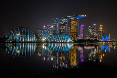 Foto de Ciudad de Singapur skyline por la noche. - Imagen libre de derechos