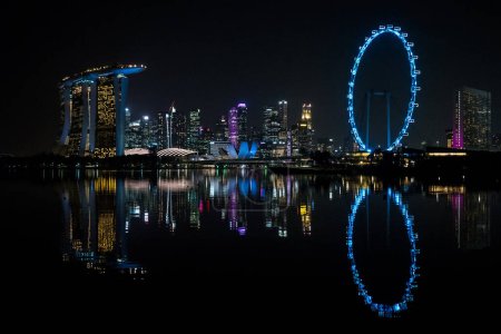 Foto de Ciudad de Singapur skyline por la noche. - Imagen libre de derechos