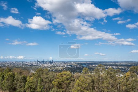Foto de Vista panorámica de la ciudad de Brisbane en un día soleado desde Mt-Coot-Tha Lookout, Australia - Imagen libre de derechos